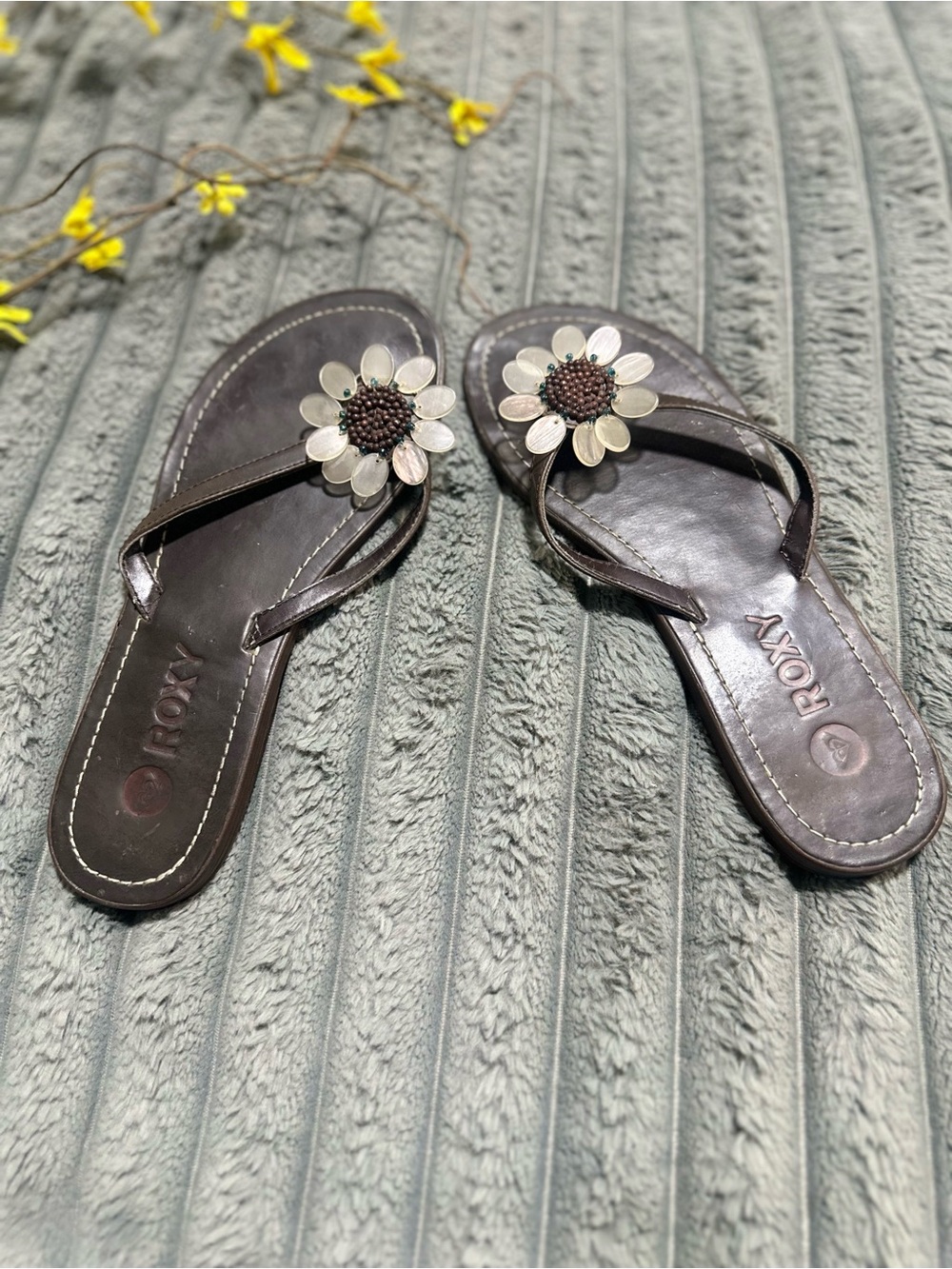Roxy Brown Floral Daisy Toe-Post Sandals